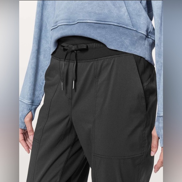 Lululemon Dance Studio Crop black size 4 - Picture 7 of 10